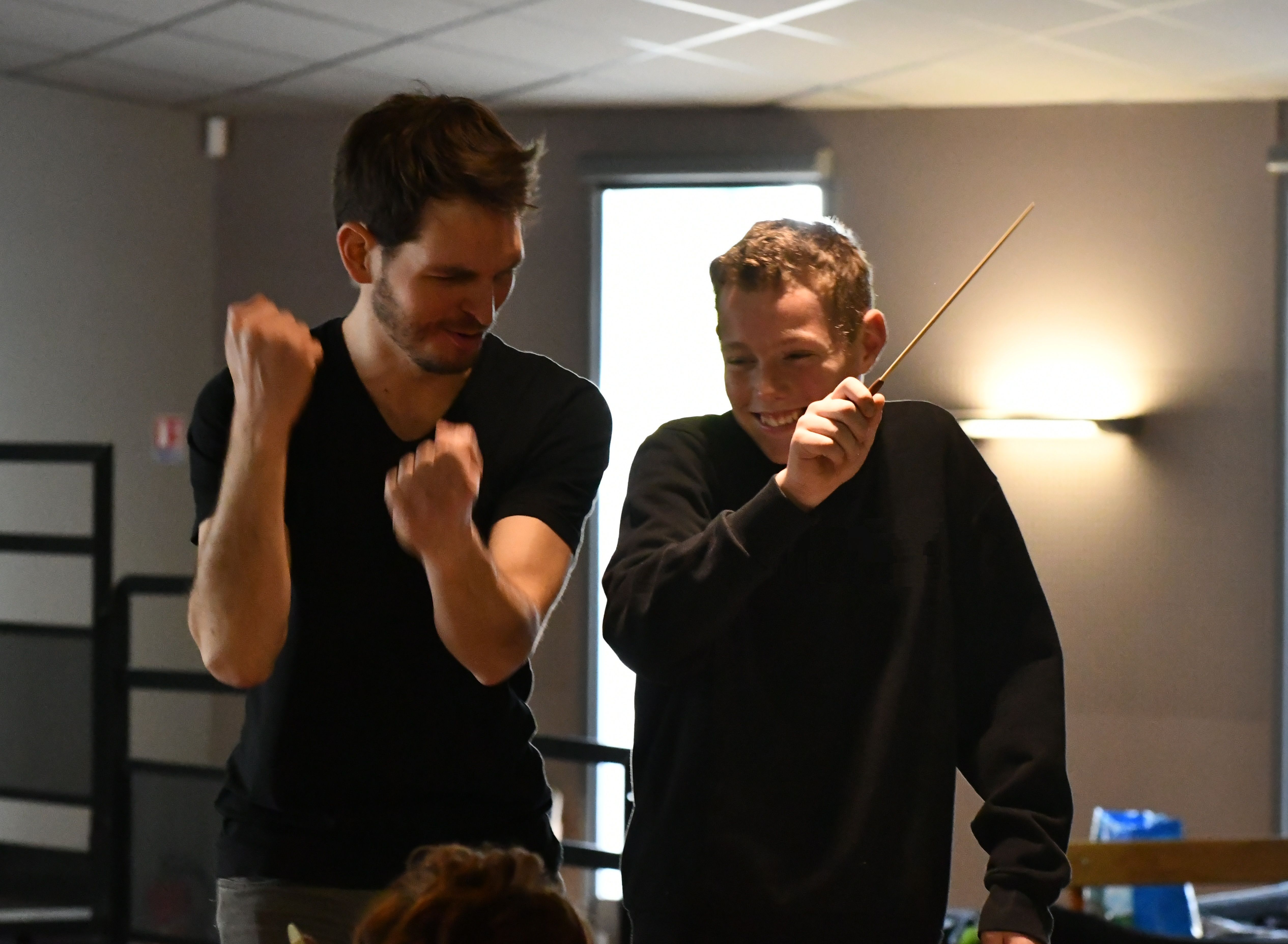 médiation un enfant dirige l'orchestre avec le chef
